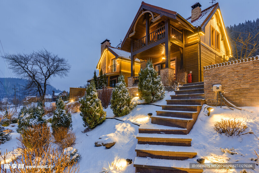 雪夜中的溫馨山間木屋