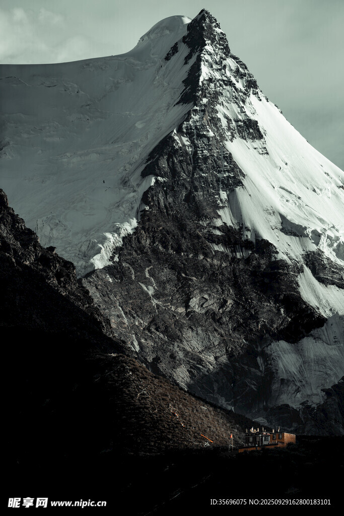 巍峨雪山壯麗景致