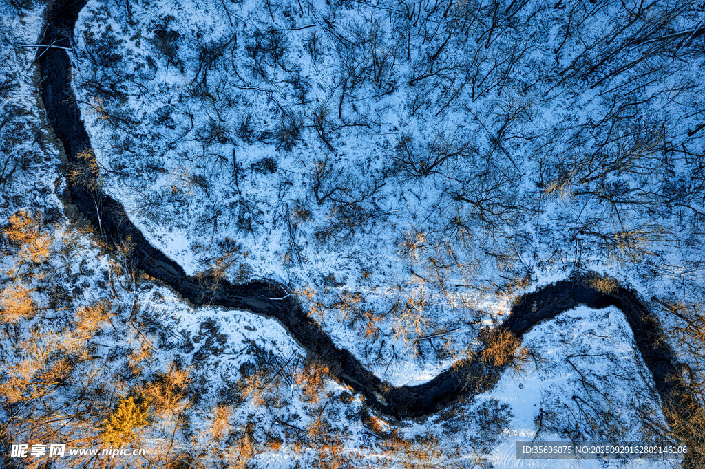 雪覆山路蜿蜒秋景圖
