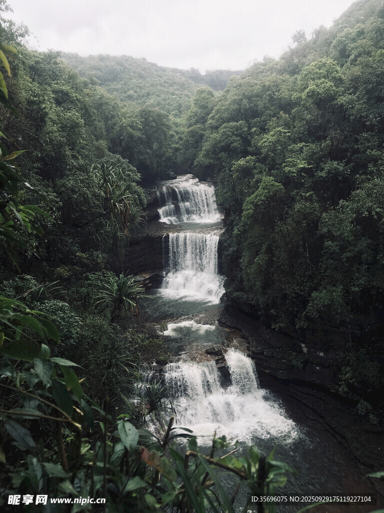 山林間的壯美瀑布景觀