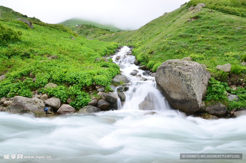 山間溪流潺潺的清新美景
