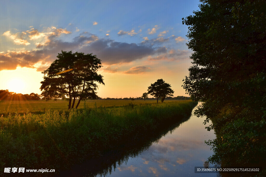 夕陽(yáng)下的田野河流美景