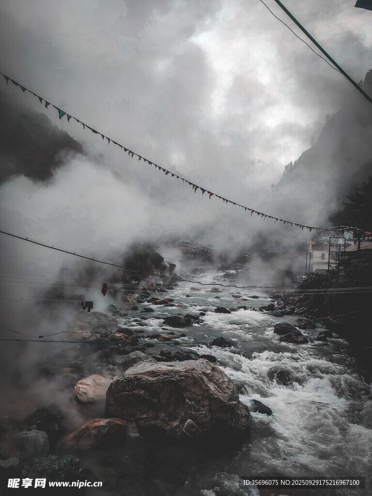山間云霧繚繞的湍急溪流