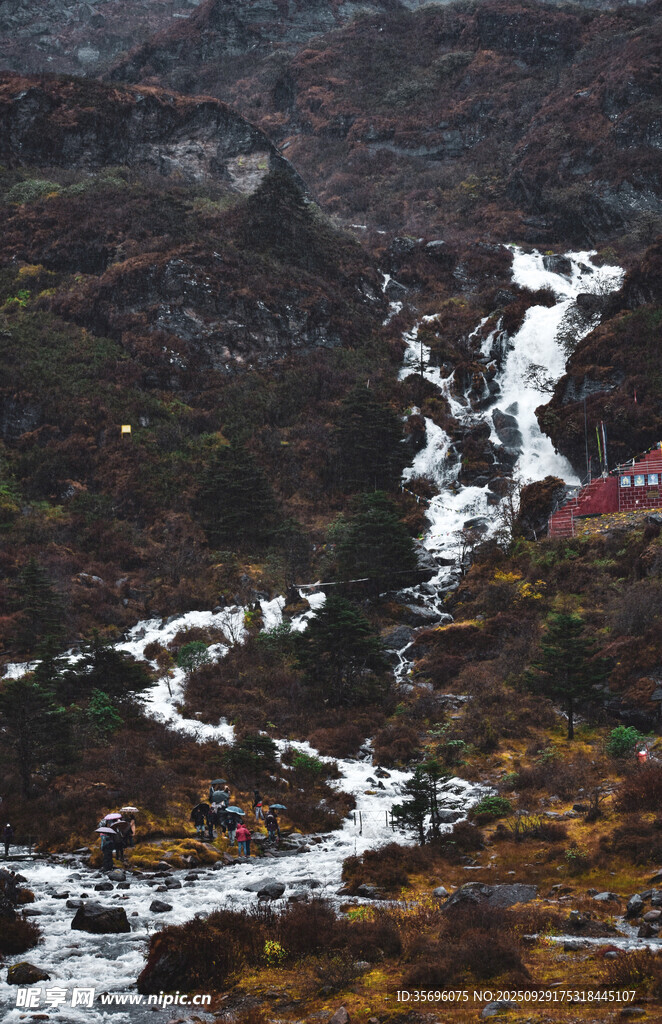 山間雪瀑與紅頂小屋景觀