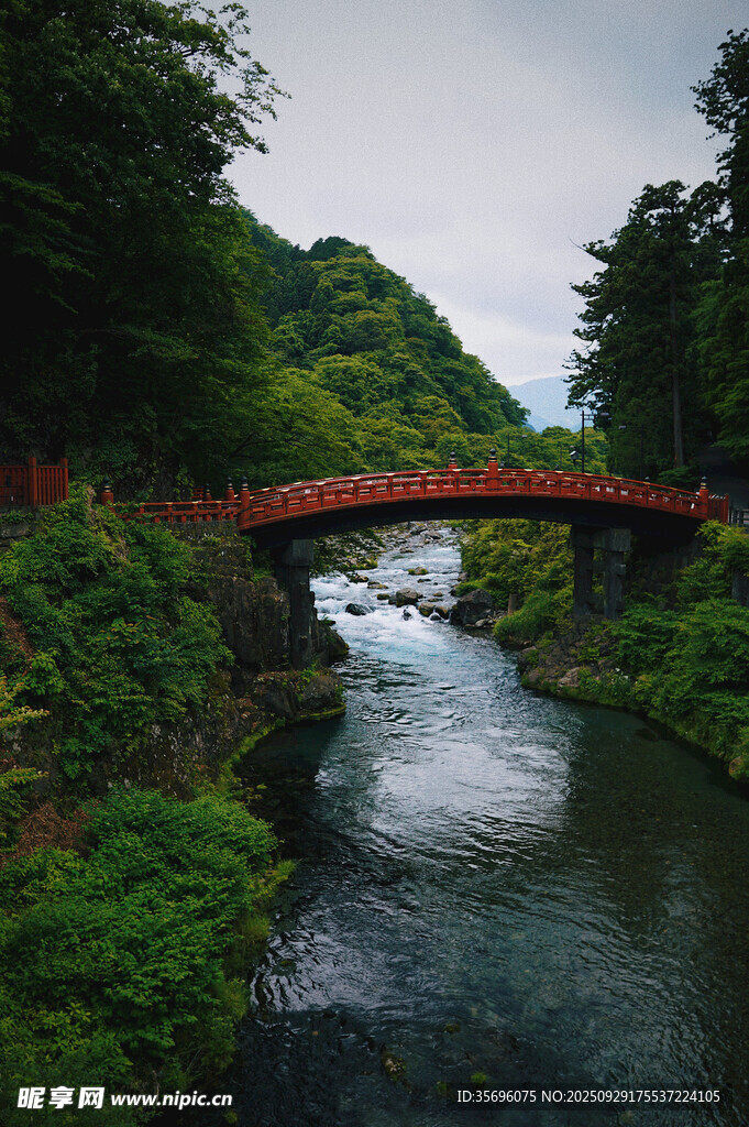 山間紅橋映綠水