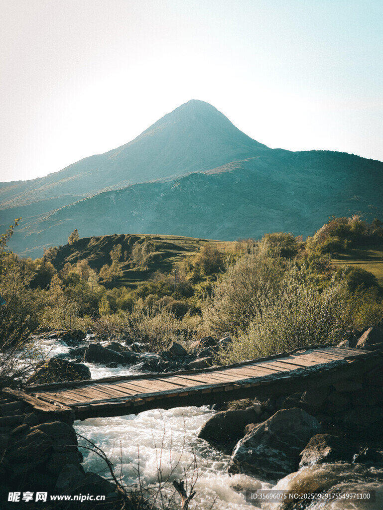 山間溪流上的簡易木橋