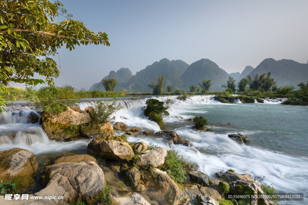 山間溪流美景
