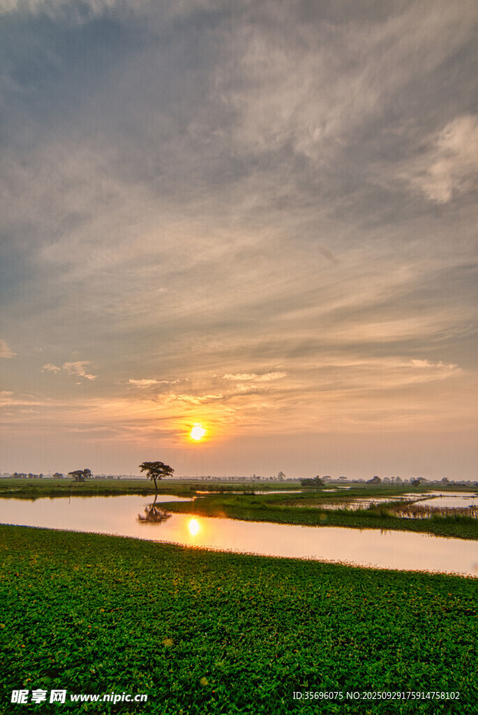 夕陽下的田野與河流美景