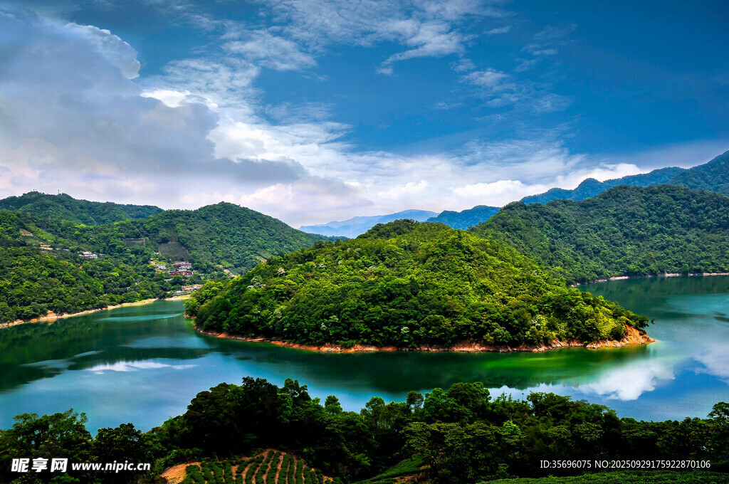 青山綠水間的秀麗湖景