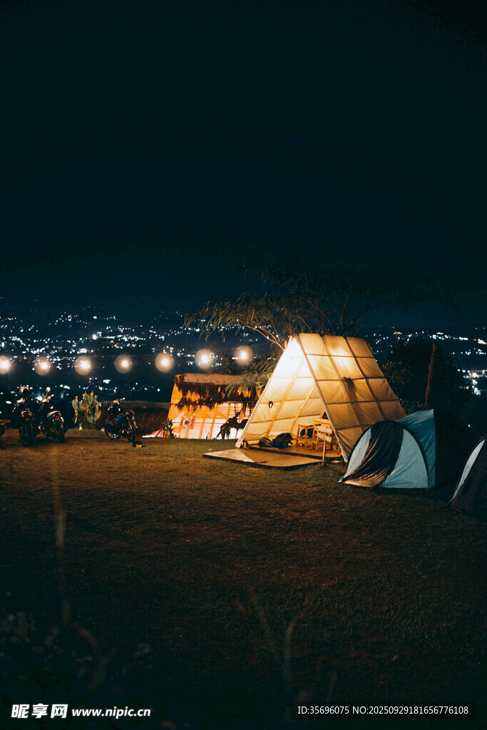 夜晚野外露營場景