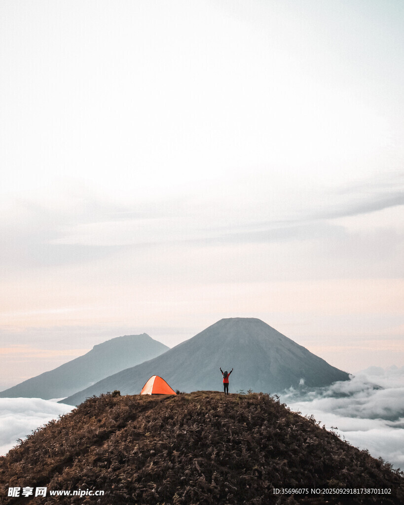 山頂露營觀壯麗山景