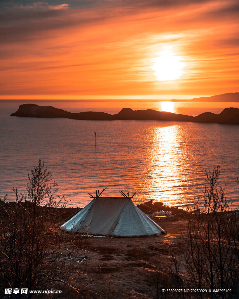 夕陽下湖畔的露營帳篷