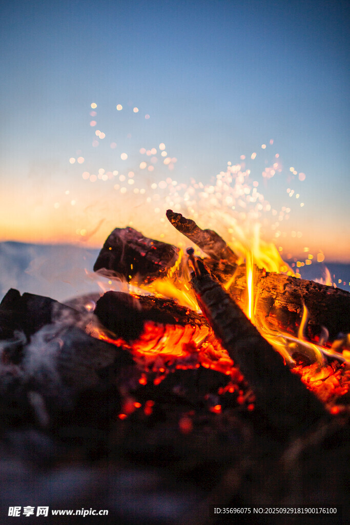 夕陽下的篝火