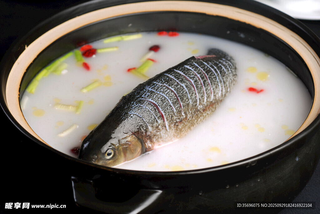 砂鍋燉煮鮮魚(yú)