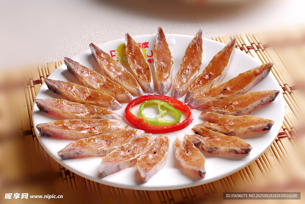 美味擺盤的特色小魚干