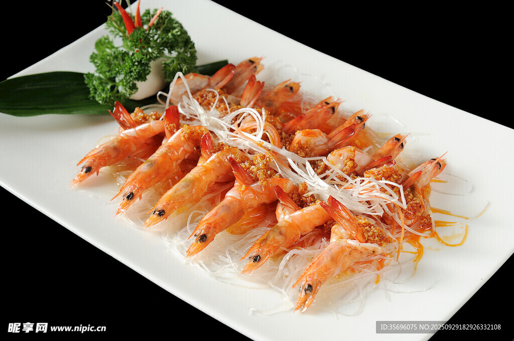 白盤上的美味鮮蝦料理