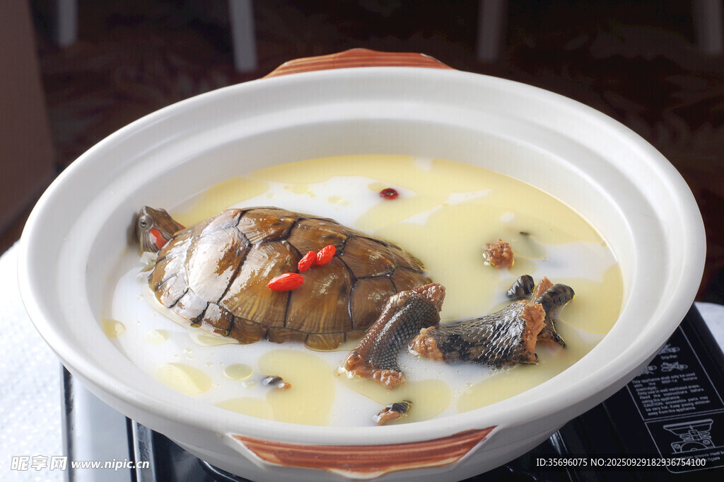 砂鍋燉煮的滋補魚頭湯