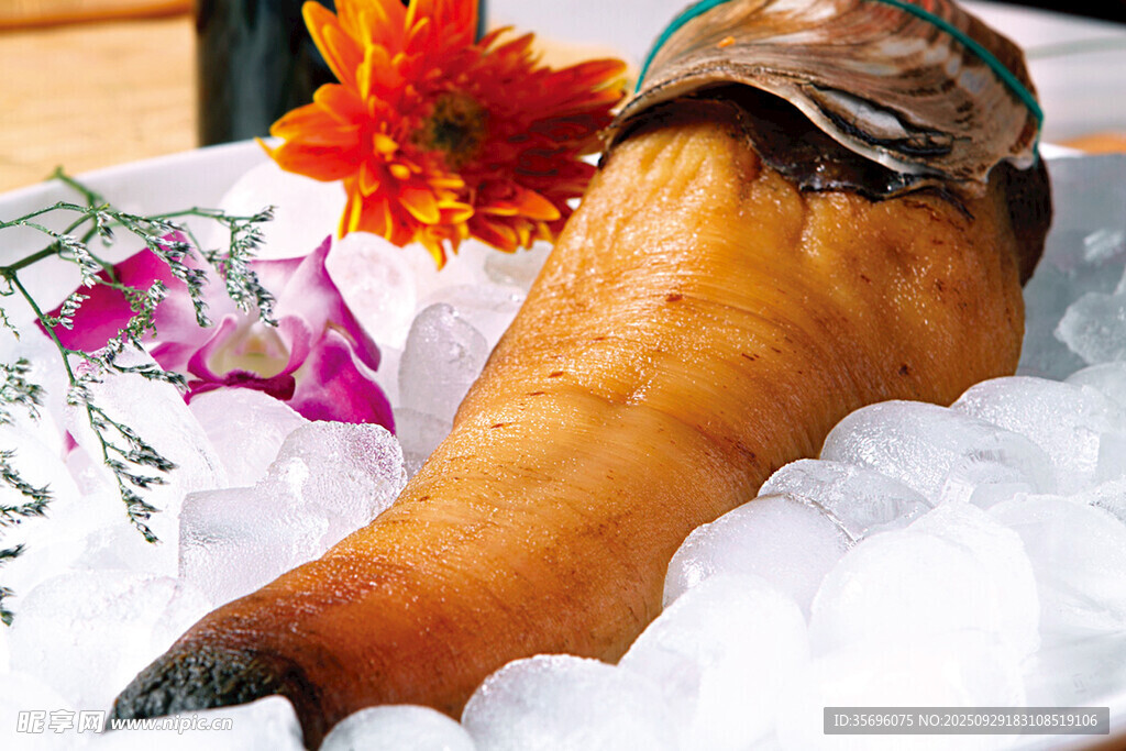 冰鎮(zhèn)鹵豬蹄配鮮花點(diǎn)綴