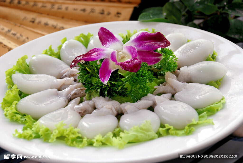 蘭花點綴的美味丸子拼盤