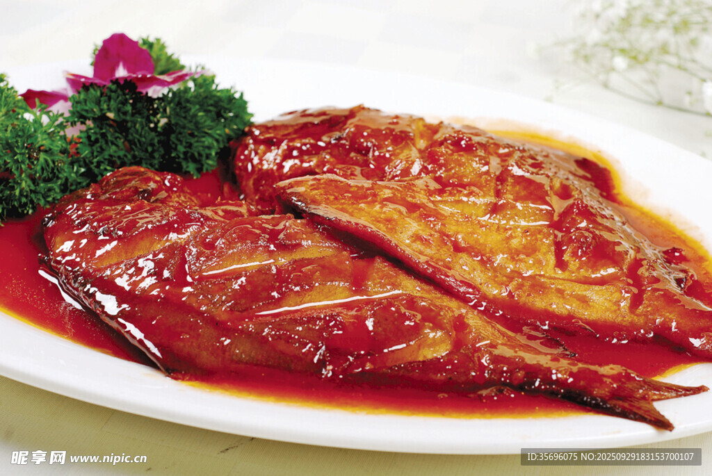 紅燒魚擺盤中的美味佳肴