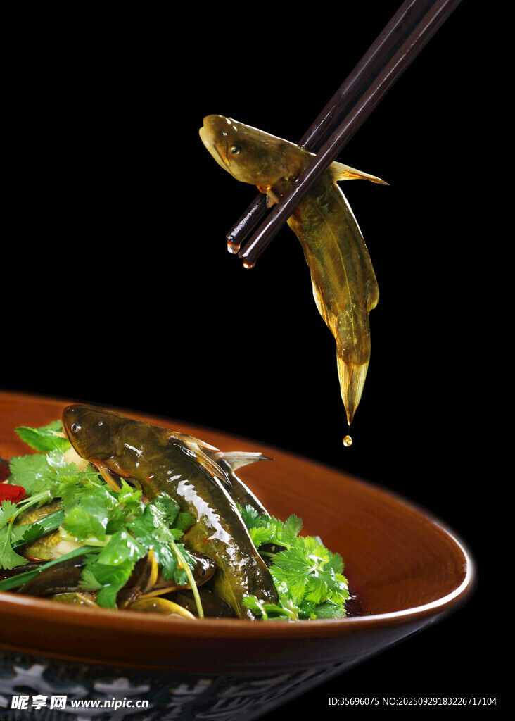 筷子夾起的美味腌漬小魚