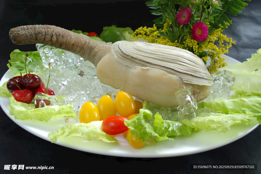 冰鎮(zhèn)鴕鳥掌配多彩蔬菜