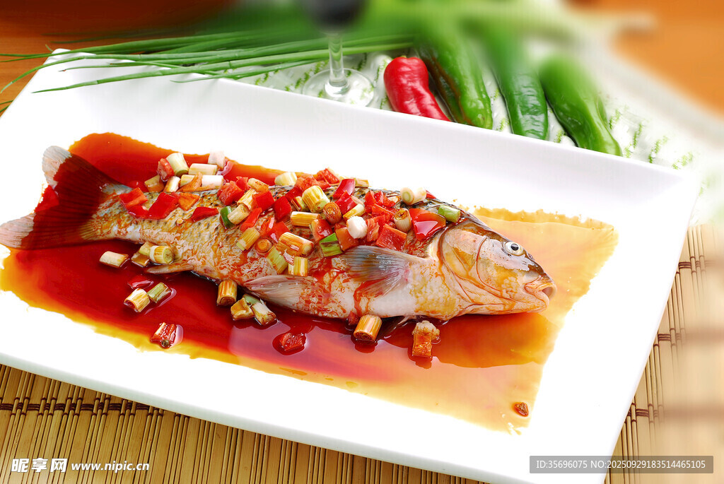 剁椒澆汁美味鮮魚(yú)