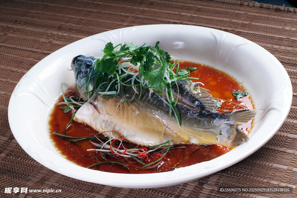 紅燒魚配蔥香點綴