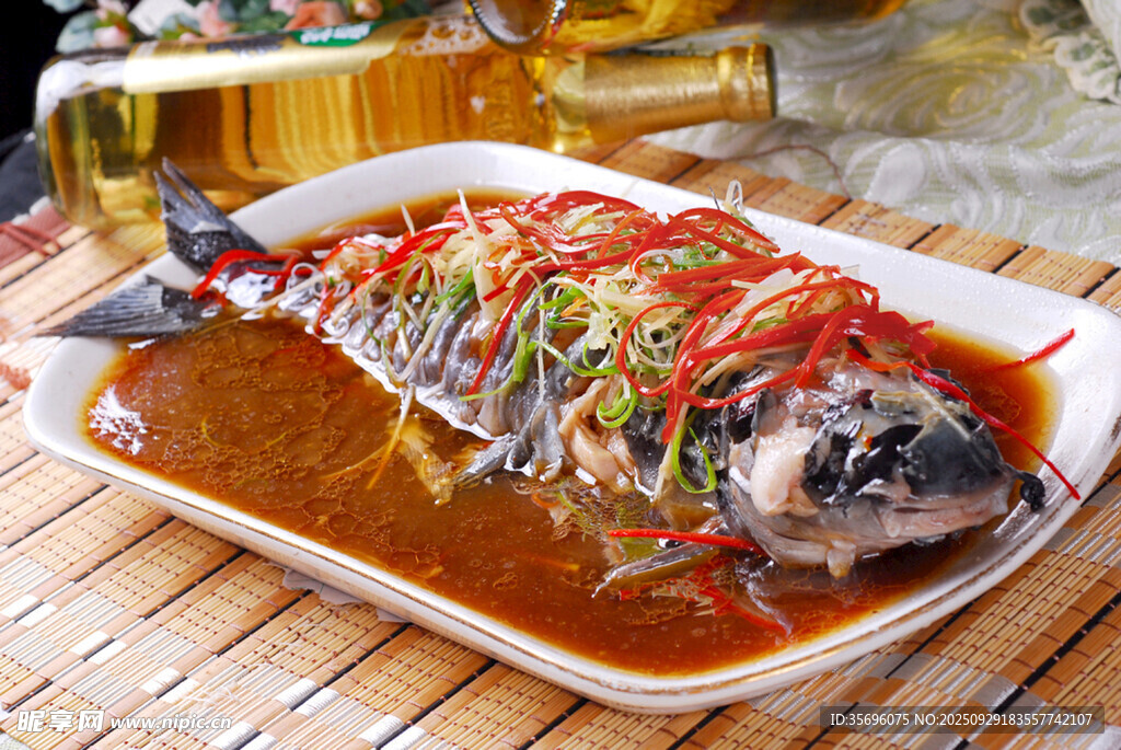 紅燒魚擺放在竹席上