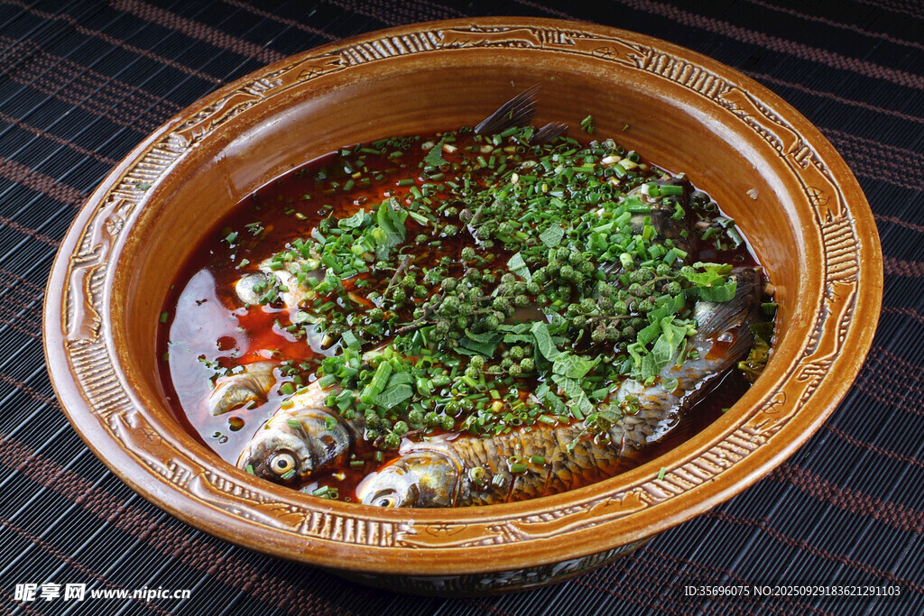 砂鍋鮮魚(yú)撒滿翠綠蔥花