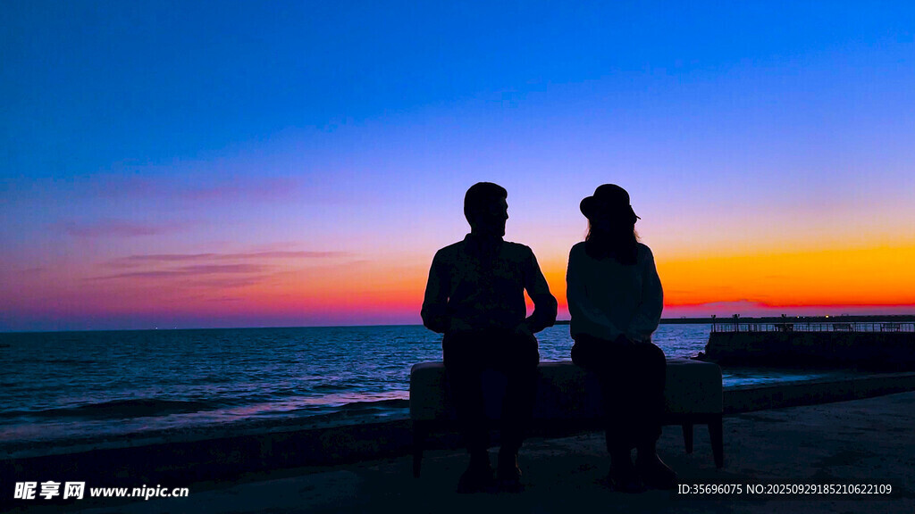 海邊黃昏三人剪影美景