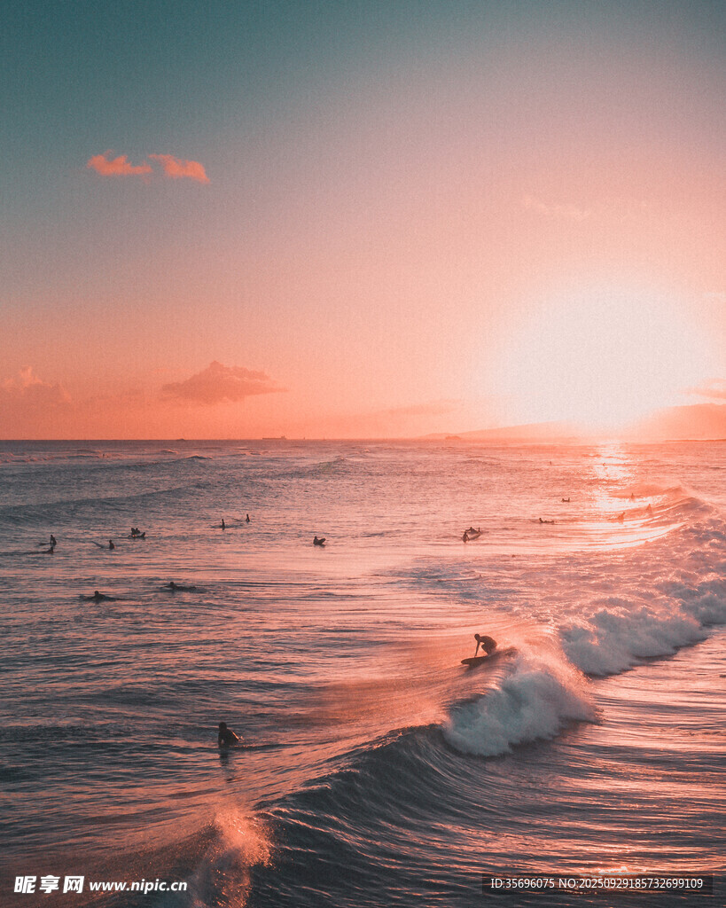 夕陽下的海上沖浪美景