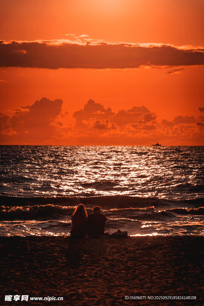 夕陽下的海邊浪漫景致