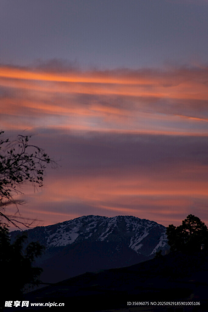 夕陽下的雪山美景
