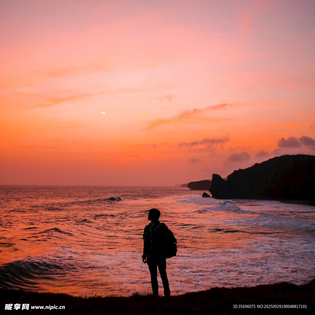 夕陽下海邊的孤獨身影