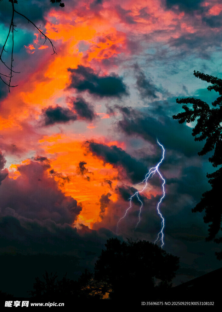 閃電劃破絢麗晚霞天空