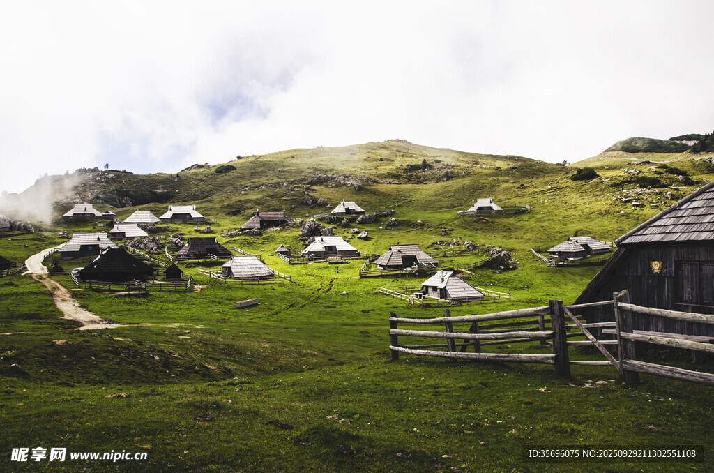 山間草地的露營(yíng)小屋景觀