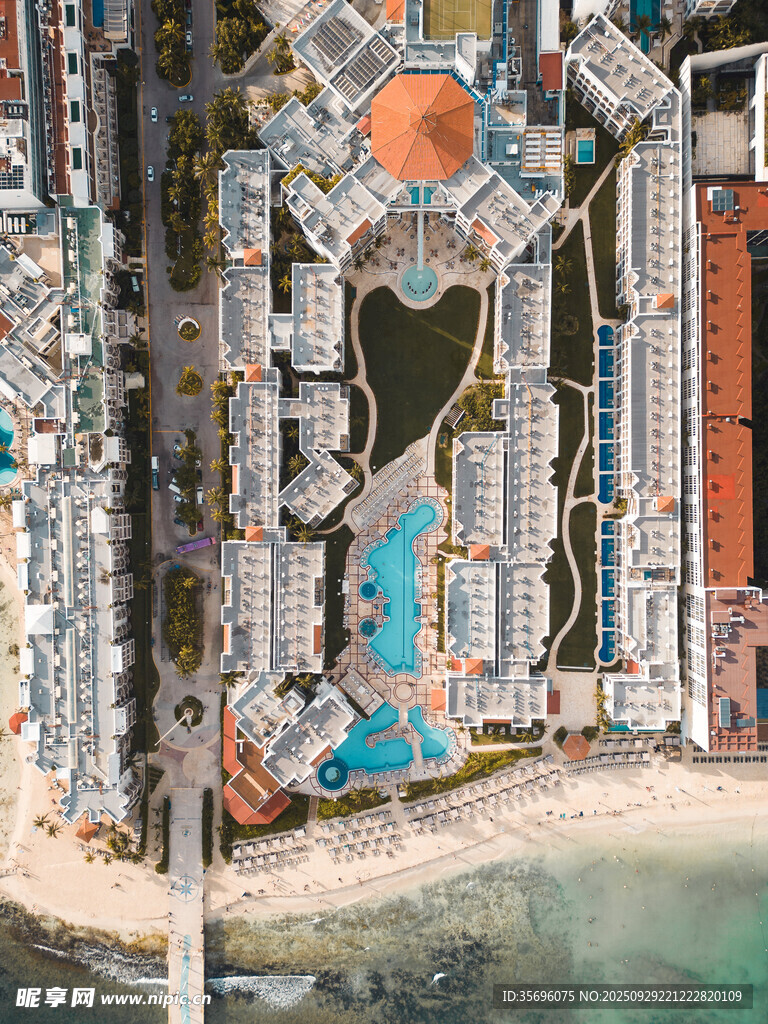 俯瞰多彩海濱度假建筑群