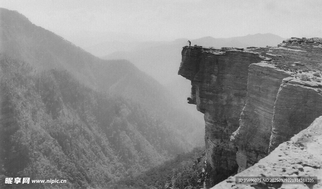 懸崖邊壯麗山景