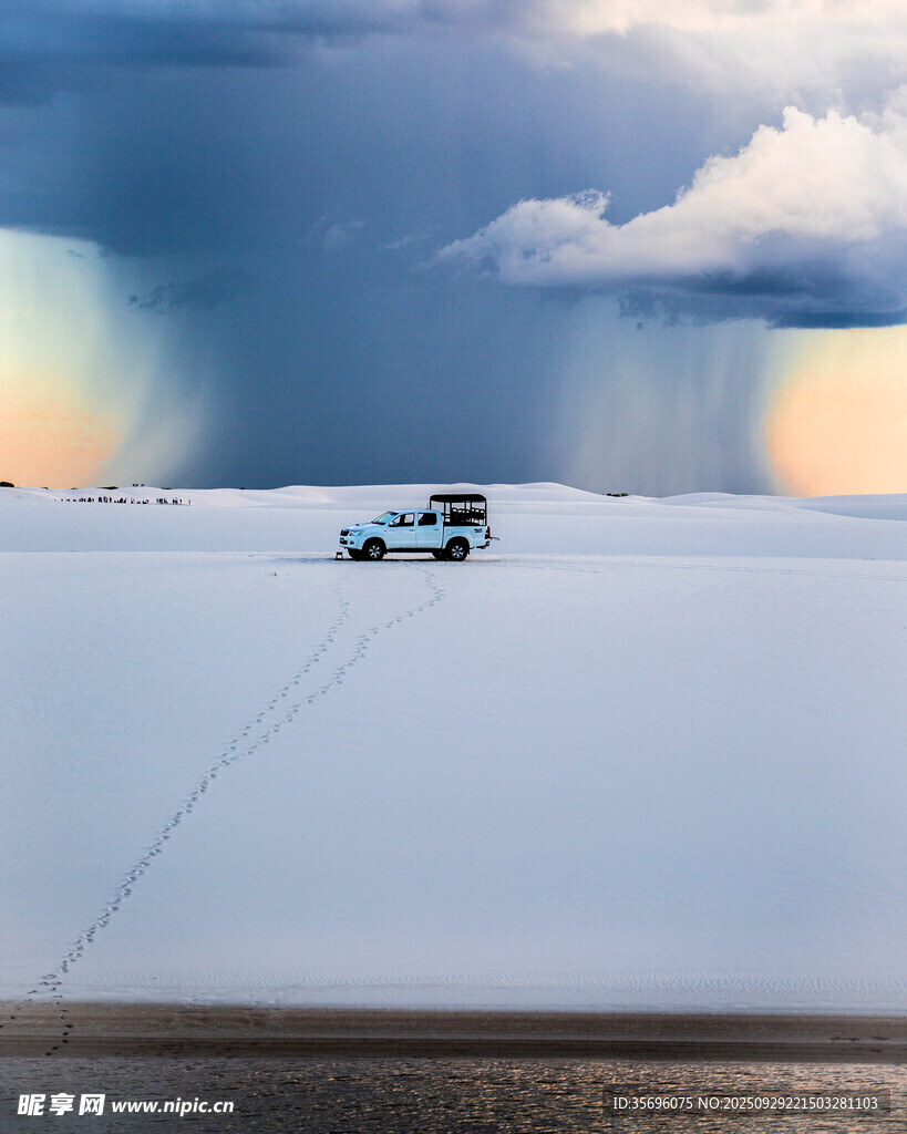 雪地中的車輛與壯麗天空