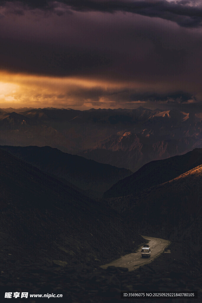 黃昏山谷間的光影美景