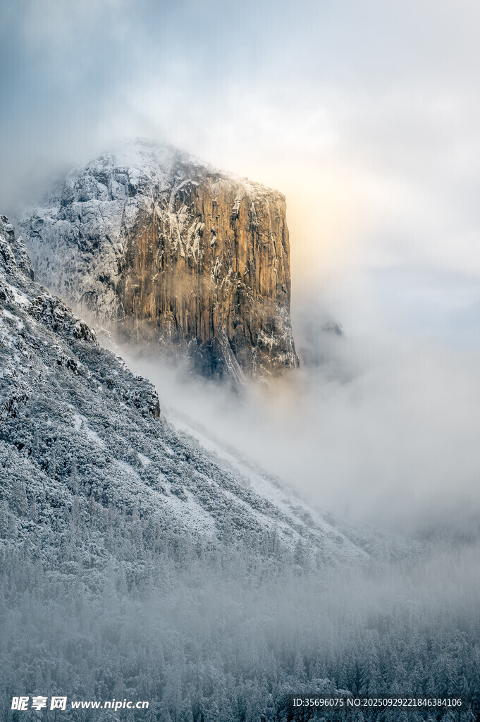 雪覆山巒間的壯麗景致