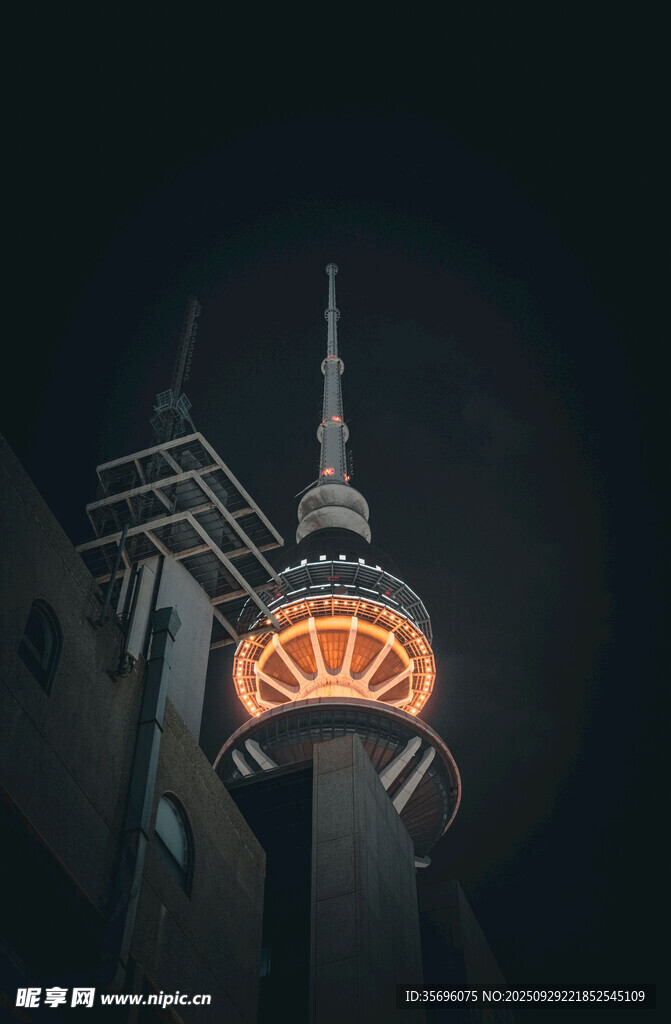夜幕下的高聳電視塔