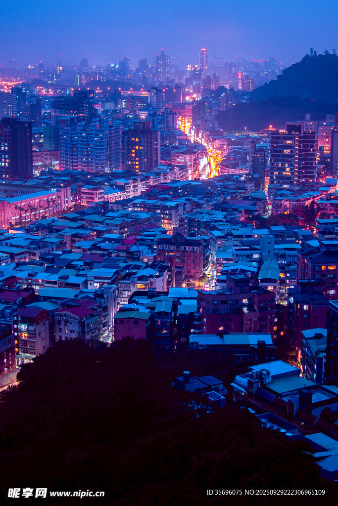 山城璀璨夜景俯瞰圖