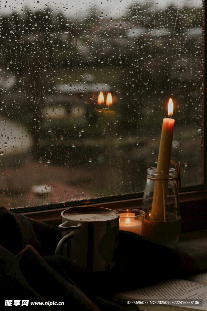 窗邊燭火映雨景
