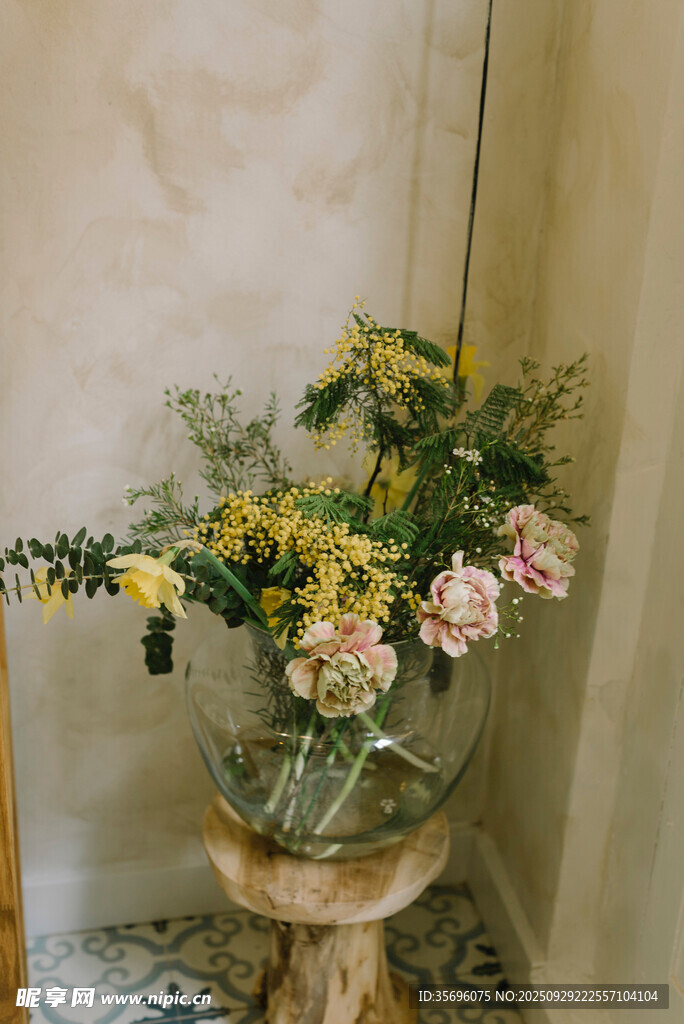 玻璃花瓶中的多彩花卉