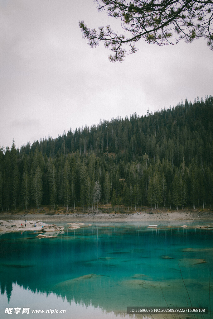 山間幽藍湖泊美景