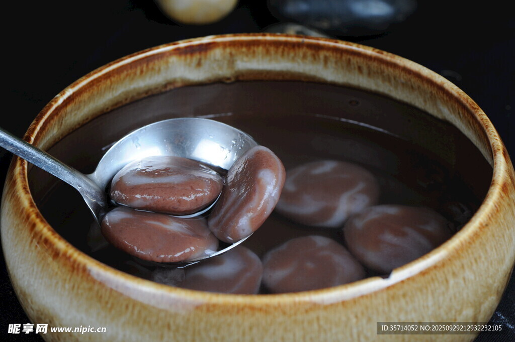 陶瓷碗中的美味巧克力湯圓