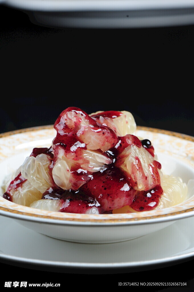 藍(lán)莓醬澆淋的美味糕點(diǎn)