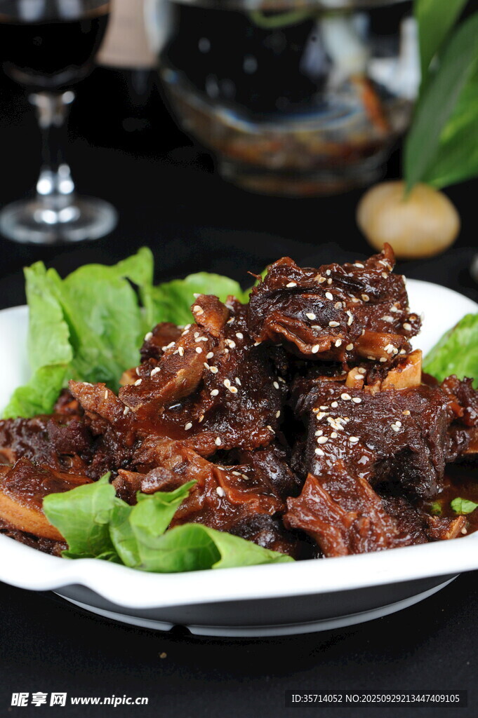 美味醬牛肉配新鮮生菜